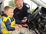 Einmal in einem richtigen Polizeiauto sitzen: Für viele Kids das Größte. Einmal in einem richtigen Polizeiauto sitzen: Für viele Kids das Größte.
