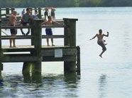 Nach einem Badeunfall schwebt eine 13-Jähriger weiter in Lebensgefahr. Nach einem Badeunfall schwebt eine 13-Jähriger weiter in Lebensgefahr.