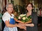 Stadträtin Elisabeth Mathis überreicht Sajda Zivkovic einen Blumenstrauss
