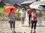 Bei der Rundwanderung in Schönenbach haben sich Regenschirme auch als Schattenspender bewährt.