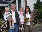 Das Brautpaar mit den Kindern Heidi und Simon beim Standesamt Wolfurt. Das Brautpaar mit den Kindern Heidi und Simon beim Standesamt Wolfurt.