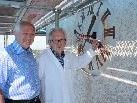 Der Motor der Kirchenrenovierung Wolfgang Alge mit Malermeister Elmar Hörburger hoch oben bei der Turmuhr. Der Motor der Kirchenrenovierung Wolfgang Alge mit Malermeister Elmar Hörburger hoch oben bei der Turmuhr.