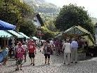 Der Schrunser Wochenmarkt lockt vorwiegend Touristen an. Der Schrunser Wochenmarkt lockt vorwiegend Touristen an.