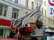 Die Feuerwehr musste zu einem Einsatz in die Lindengasse ausrücken. Die Feuerwehr musste zu einem Einsatz in die Lindengasse ausrücken.
