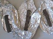 In der Wohnung des mutmaßlichen Dealers wurde in Alufolie verpacktes Cannabisharz gefunden. In der Wohnung des mutmaßlichen Dealers wurde in Alufolie verpacktes Cannabisharz gefunden.