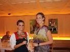 Künstlerin Julia Orschulik (r.) mit Zitherspielerin Verena Neyer Künstlerin Julia Orschulik (r.) mit Zitherspielerin Verena Neyer