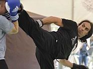 Kung Fu-Meister Perry Zmugg schaffte es ins Guiness Buch der Rekorde. Kung Fu-Meister Perry Zmugg schaffte es ins Guiness Buch der Rekorde.