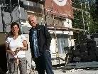 Marianne Dorn und Herbert Dorn vor dem Volkschulgebäude
