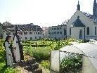 Schwester Cordula und Äbtissin Hildegard Brem im Klostergarten. Schwester Cordula und Äbtissin Hildegard Brem im Klostergarten.