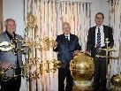 Wolfgang Alge, Dr. Bernhard Lang und Pfarrer Gerhard Mähr präsentieren die neuen feuervergoldeten Turmzierden. Wolfgang Alge, Dr. Bernhard Lang und Pfarrer Gerhard Mähr präsentieren die neuen feuervergoldeten Turmzierden.