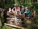 Begeistert haben die Kinder auf ihrem Waldsofa Platz genommen