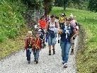 Bei der Familien-Märchenwanderung wanderten viele begeistert mit! Bei der Familien-Märchenwanderung wanderten viele begeistert mit!