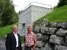 Bgm. Egon Troy und Bauhofleiter Gebhard Vögel vor dem neuen Hochbehälter in der Parzelle Knobel. Bgm. Egon Troy und Bauhofleiter Gebhard Vögel vor dem neuen Hochbehälter in der Parzelle Knobel.