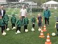 Bürgermeister Elmar Rhomberg, Platzwart Reinhard Scholtes und Nachwuchstrainer Mario Roßkopf präsentierten mit den Jüngsten die Anlage. Bürgermeister Elmar Rhomberg, Platzwart Reinhard Scholtes und Nachwuchstrainer Mario Roßkopf präsentierten mit den Jüngsten die Anlage.