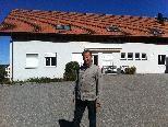 Bürgermeister Georg Moosbrugger vor dem Gebäude der Lebenshilfe, auf dessen Dach die Photovoltaik-Anlage installiert werden soll.