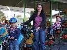 Cornelia Meusburger und ihre Töchter kaufen umweltfreundlich mit dem Rad ein.