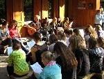 Der Jugendpopchor der Trachtengruppe Lustenau sang sich bei einem Musikcamp für die neue Programmsaison ein.