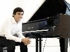 Der junge Dornbirner Pianist Aaron Pilsan