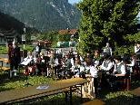 Die Harmoniemusik Stallehr - Bings - Radin spielte in Bings beim Feuerwehrhaus einen Frühschoppen