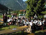 Die Harmoniemusik Stallehr - Bings - Radin spielte in Bings beim Feuerwehrhaus einen Frühschoppen