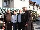 Die Padres vom Kloster, Verena Zoppel (Obfrau der Stadtmusik) und Klostervater Elmar Mayer, heißen die Besucher herzlich willkommen.