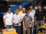 Die glücklichen Gewinner beim e5-Spiel mit ihren Gratulanten. Die glücklichen Gewinner beim e5-Spiel mit ihren Gratulanten.
