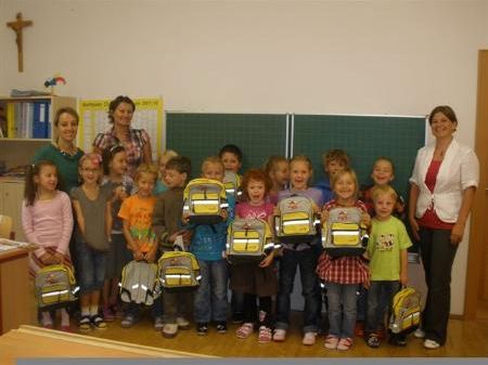Große Freude bereiteten den Erstklässlern die Sumsi- Rucksäcke. Große Freude bereiteten den Erstklässlern die Sumsi- Rucksäcke.