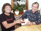 Hans Moosbrugger (re.) übergab seine Geburtstagszuwendungen an Theo Fritsche für Nepal. Hans Moosbrugger (re.) übergab seine Geburtstagszuwendungen an Theo Fritsche für Nepal.