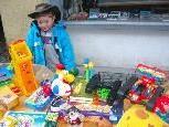 Heuer werden auch wieder viele Kinder, wie hier der kleine Noah, alte Spielsachen zum Verkauf anbieten