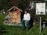Kasernenwart Hugo Eller vor "seinem" Wildbienenhotel.