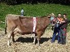 Otmar Winder freute sich mit seiner Kuh "Primel" über den Gesamtsieg. Otmar Winder freute sich mit seiner Kuh "Primel" über den Gesamtsieg.