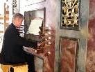 Prof. Bruno Oberhammer an der Rieger-Orgel der Pfarrkirche Höchst.