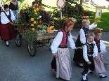 Trachtenkinder brachten die wunderschöne Erntedankrone in die Altstadt