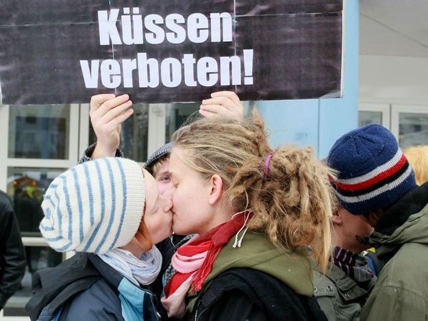 Bussis und Küssen: Das wird hier nicht gerne gesehen. Bussis und Küssen: Das wird hier nicht gerne gesehen.