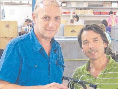 Helmut Johler (l) und Mario Moratti in der Metallwerkstatt der Arbeitsprojekte: Sozialarbeit ist ein Teil ihres Auftrags. Helmut Johler (l) und Mario Moratti in der Metallwerkstatt der Arbeitsprojekte: Sozialarbeit ist ein Teil ihres Auftrags.