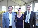 (l.) Pfarrer Blum mit Luzia und Norbert Lampert begrüßten die zarlreichen Gäste die zur Eöffnung gekommen waren