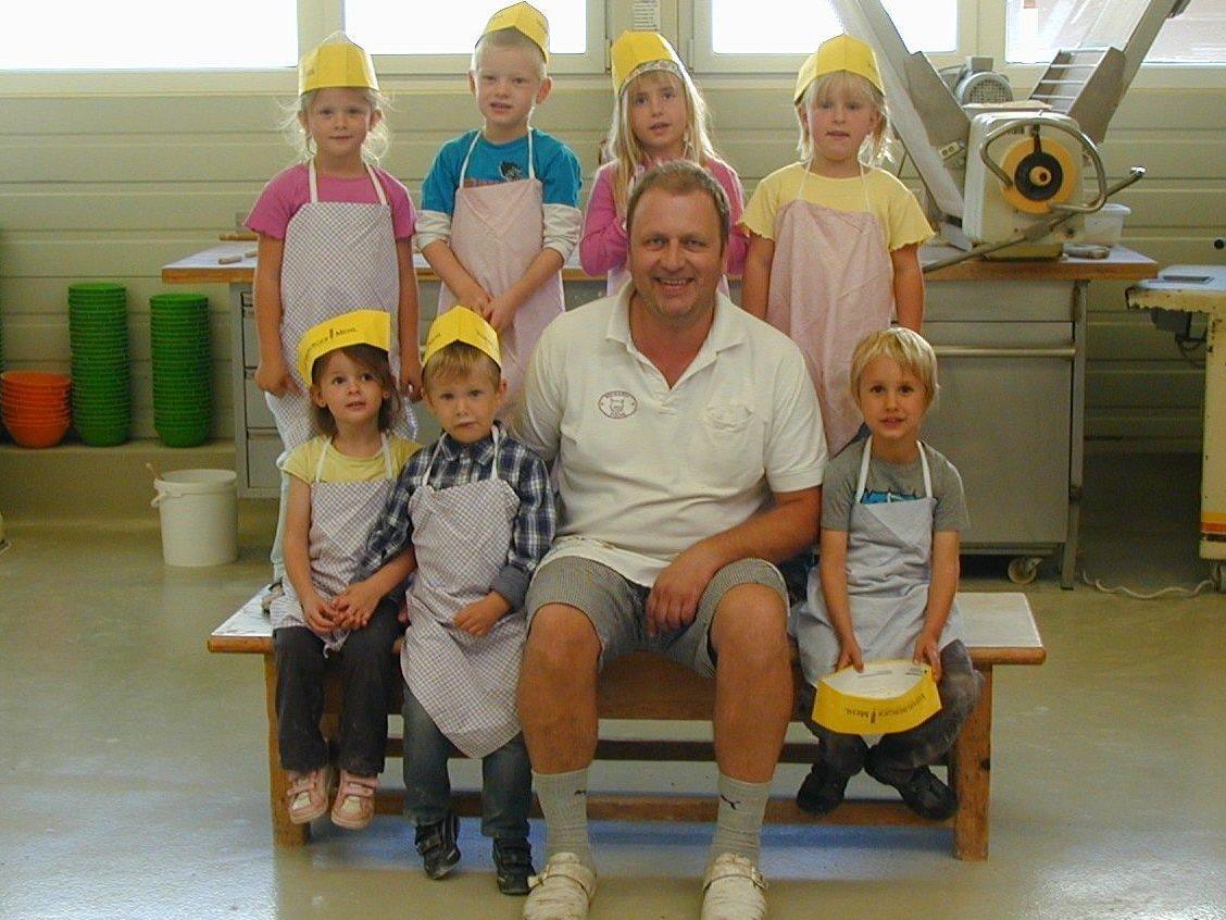 Spaß in der Bäckerei Fuchs hatten die Kindergartenkinder aus Bürserberg.