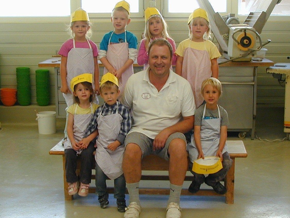 Spaß in der Bäckerei Fuchs hatten die Kindergartenkinder aus Bürserberg. Spaß in der Bäckerei Fuchs hatten die Kindergartenkinder aus Bürserberg.
