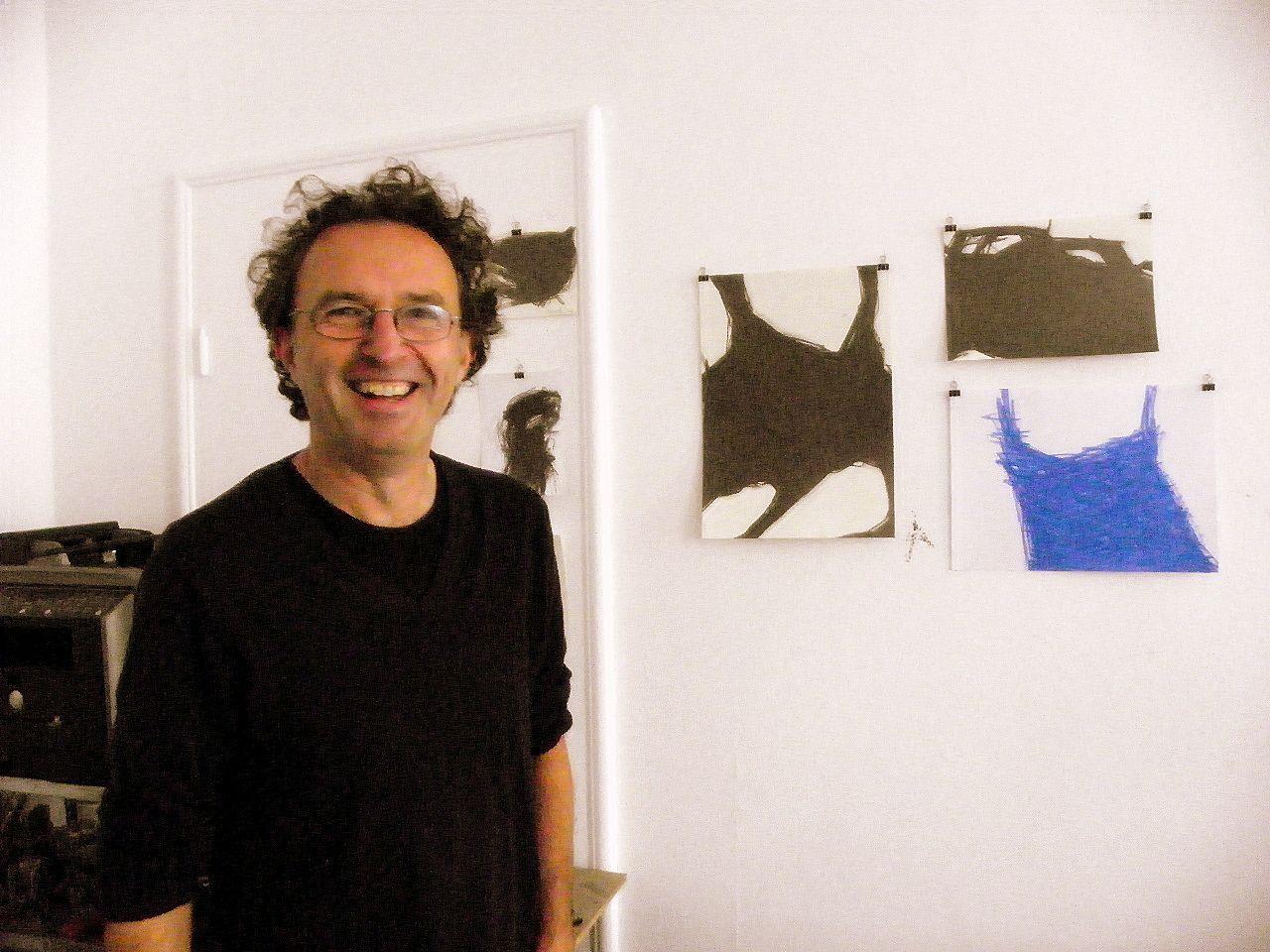 Architekt Peter Matzalik mit Grafikarbeiten