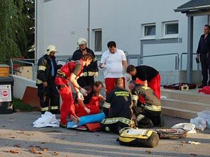 Das Brand-Opfer aus Sollenau wurde erstversorgt und dann ins Spital geflogen