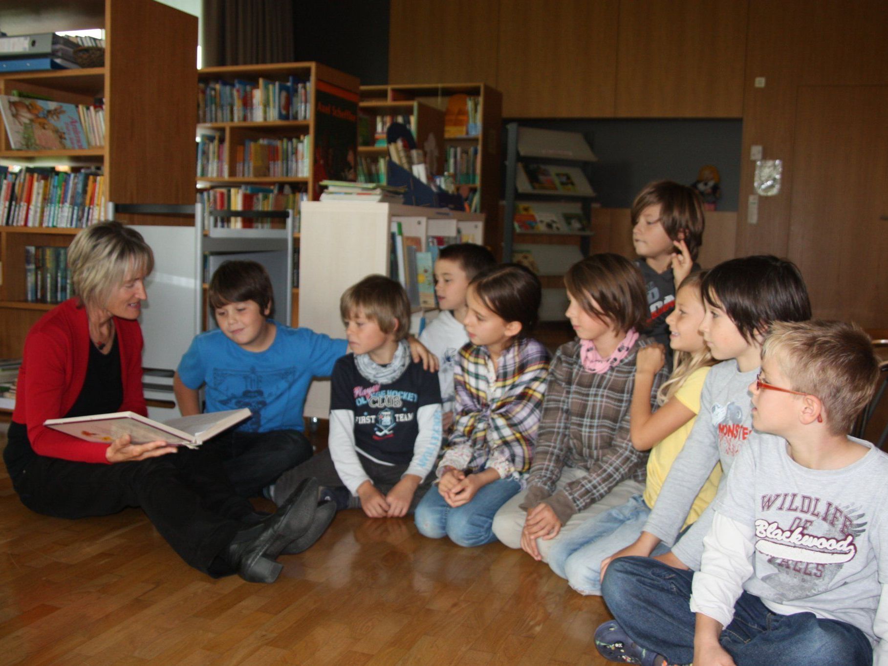 Fasziniert hören die Schüler der "Leseoma" zu. Fasziniert hören die Schüler der "Leseoma" zu.