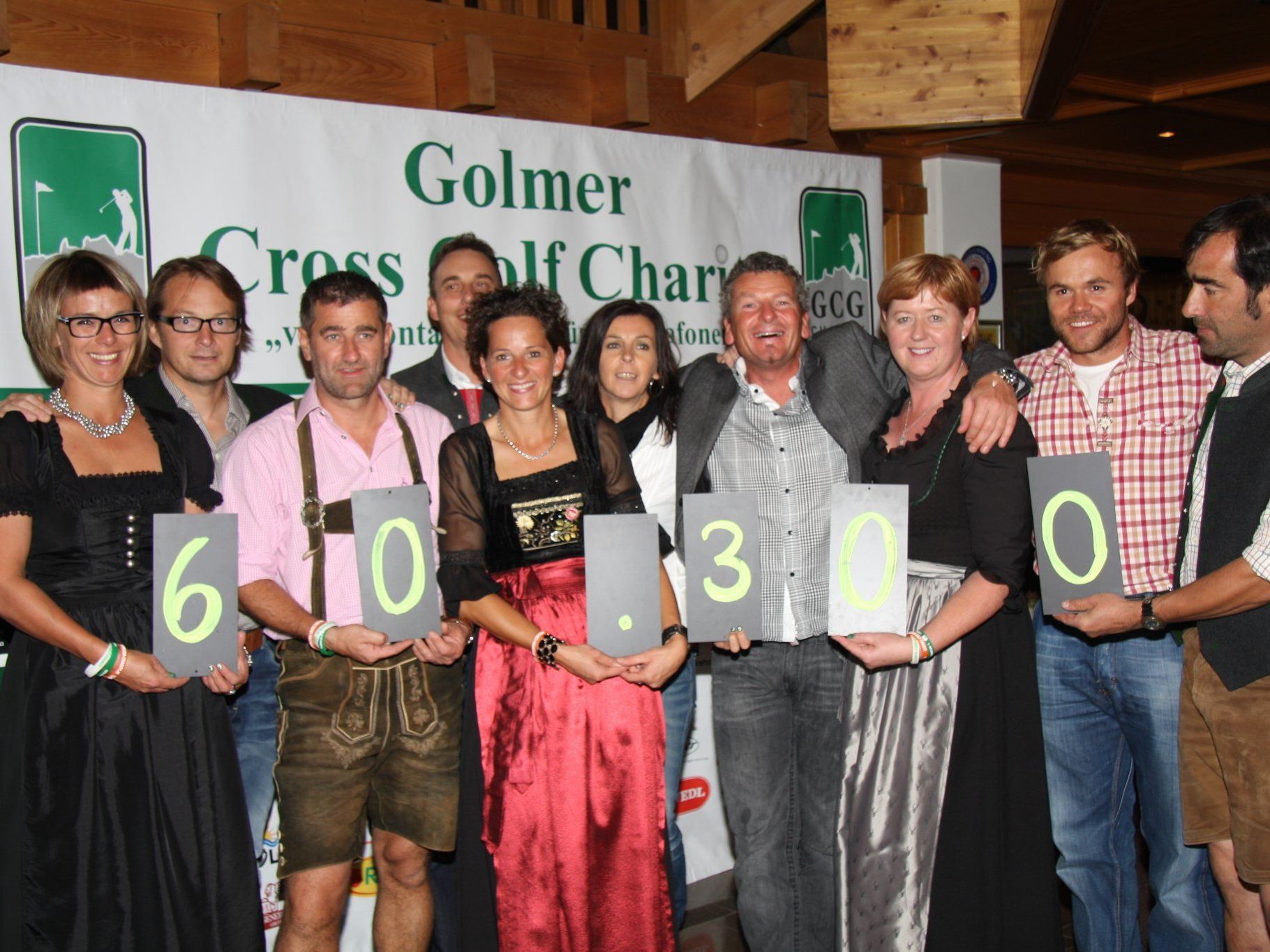 Das Rekord-Ergebnis steht fest. Von links nach rechts: Susanne Vonier, Rainer Salzgeber, Peter Vonier, Thomas und Angelika Amann, Anita Wachter, Mathias Berthold, Gertrud Tschohl, Markus Schairer und Stefan Tschohl. Das Rekord-Ergebnis steht fest. Von links nach rechts: Susanne Vonier, Rainer Salzgeber, Peter Vonier, Thomas und Angelika Amann, Anita Wachter, Mathias Berthold, Gertrud Tschohl, Markus Schairer und Stefan Tschohl.