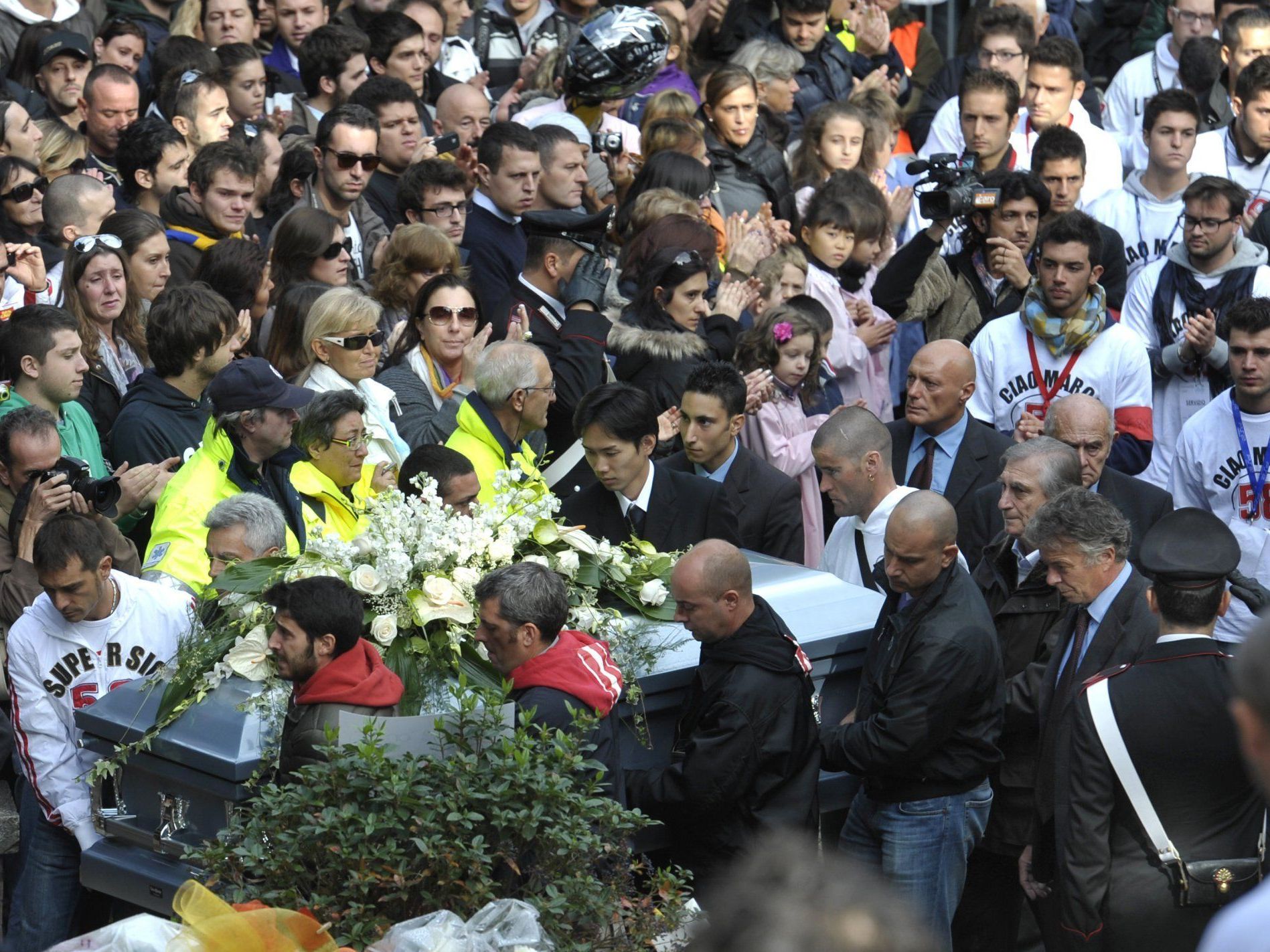 Motorräder des Piloten um den Sarg in der Kirche aufgestellt. Motorräder des Piloten um den Sarg in der Kirche aufgestellt.