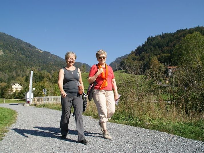 Auf dem neu entstandenen Damm wurde ein schöner Spazierweg angelegt. Auf dem neu entstandenen Damm wurde ein schöner Spazierweg angelegt.