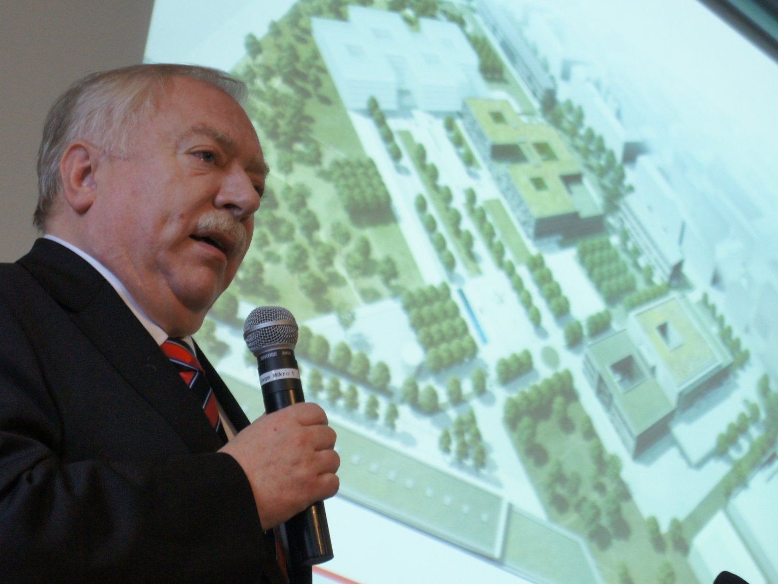 Bürgermeister Häupl ist stolz, dass das Spital endlich auf dem Weg ist. Bürgermeister Häupl ist stolz, dass das Spital endlich auf dem Weg ist.