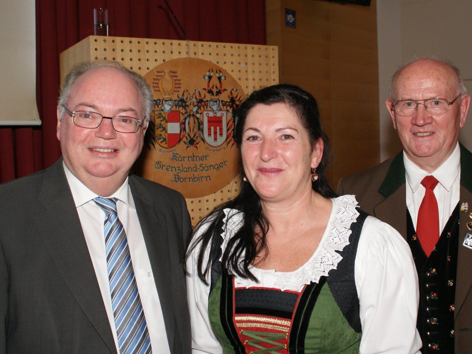 Bürgermeister DI Wolfgang Rümmele, Obfrau Margit Halbeisen und EO Fritz Schabus