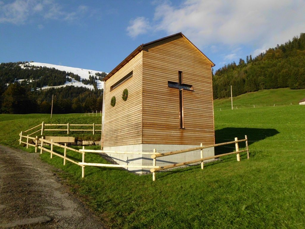 Die neue Kapelle "Auf Fegg" fügt sich harmonisch in die Landaschaft ein. Die neue Kapelle "Auf Fegg" fügt sich harmonisch in die Landaschaft ein.