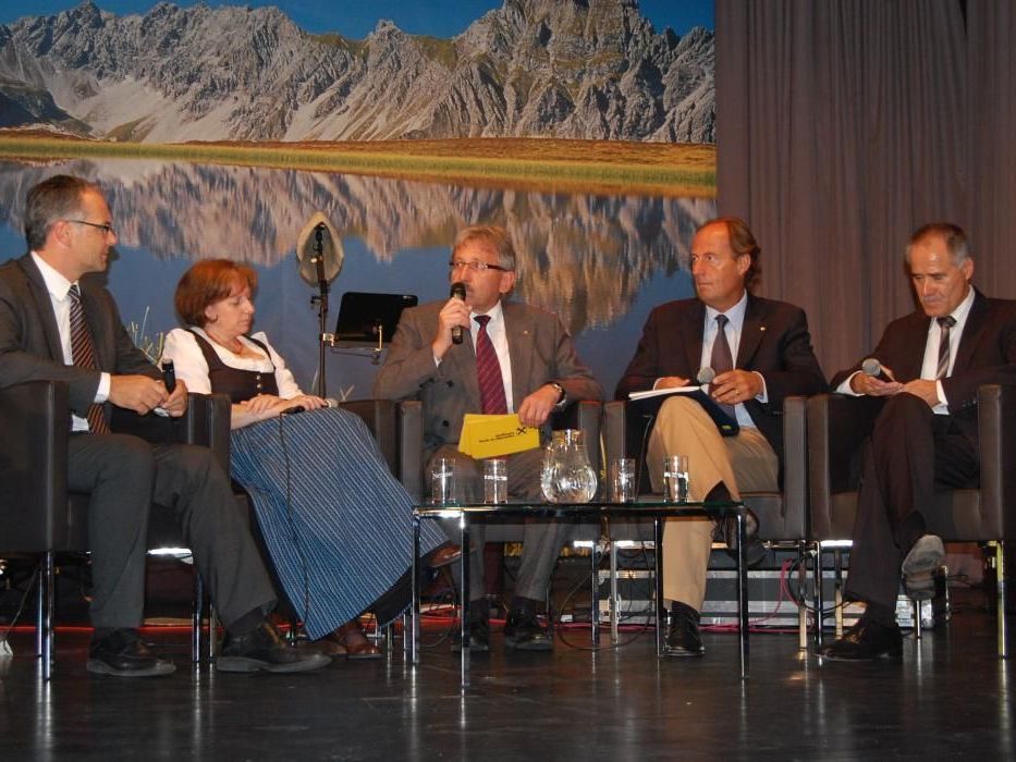 Die Podiumsdiskussion leitet der Chef der Raiba Montafon Günter Fässler. Die Podiumsdiskussion leitet der Chef der Raiba Montafon Günter Fässler.