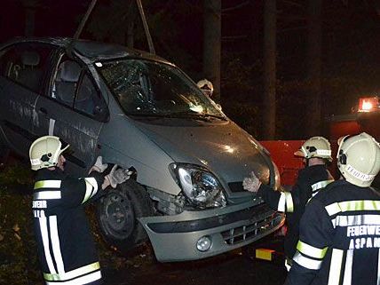 Der Unfall-Pkw musste bei Aspang von der Feuerwehr geborgen werden Der Unfall-Pkw musste bei Aspang von der Feuerwehr geborgen werden