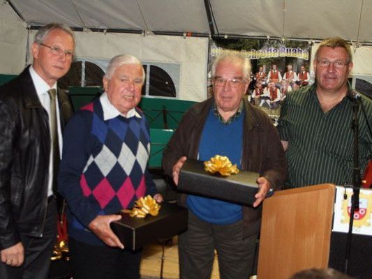 Treue Mitglieder wurden für ihre langjähriges Vereinsmitwirken geehrt. Treue Mitglieder wurden für ihre langjähriges Vereinsmitwirken geehrt.